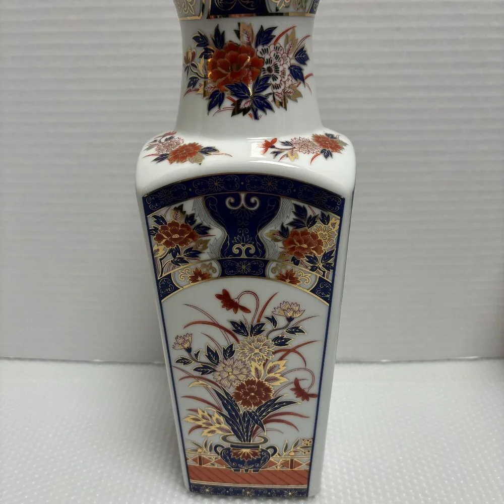 Japanese Imari Porcelain Vase with colorful floral Decoration
